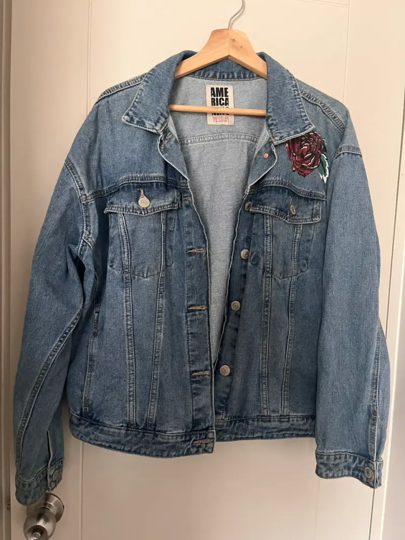 Chaqueta de mezclilla con diseño de calavera - 1