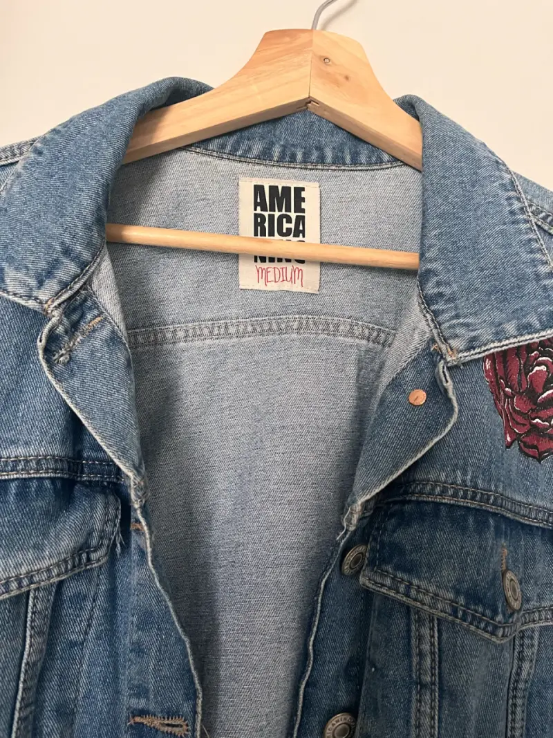 Chaqueta de mezclilla con diseño de calavera - 3