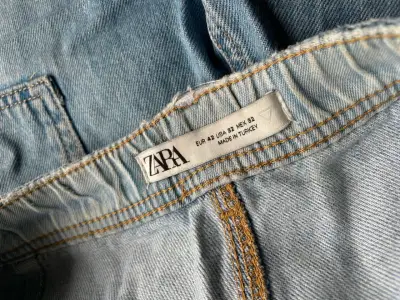 Jeans de mezclilla azul claro Zara para hombre - miniatura 1