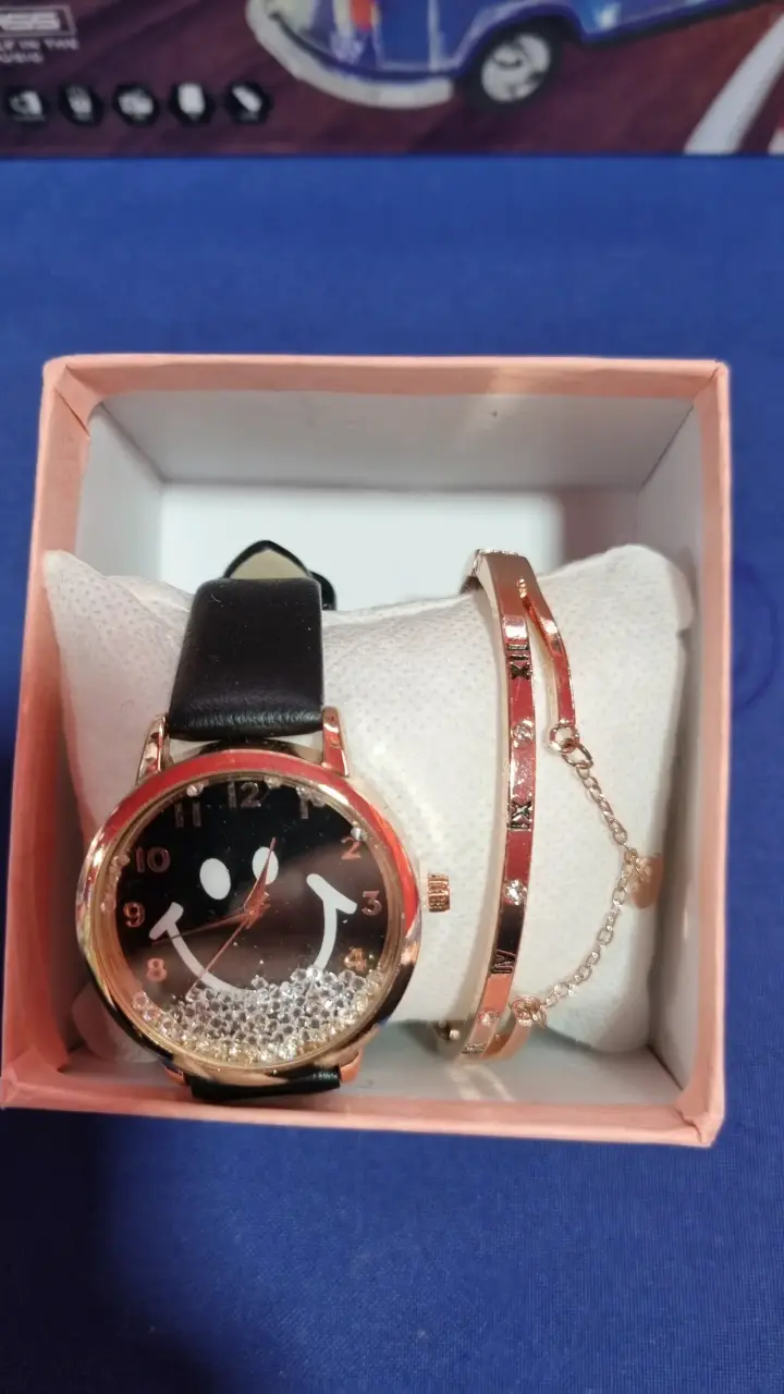Reloj de pulsera con diseño sonriente y pulsera
