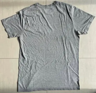 Polera gris Nike para hombre - miniatura 1