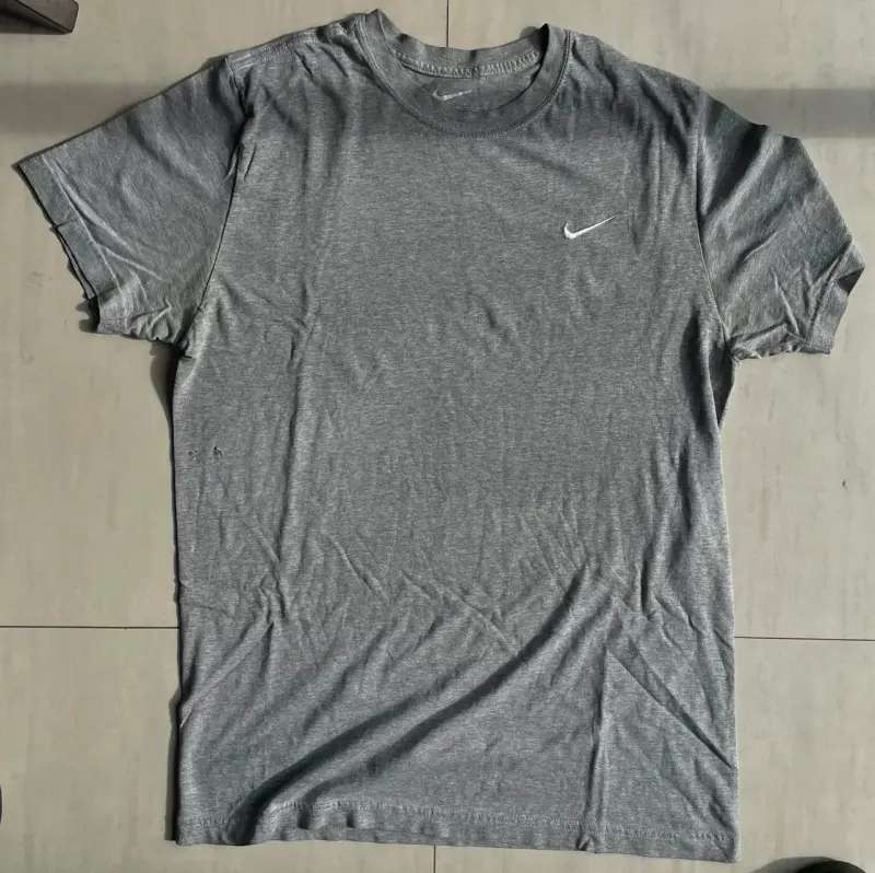 Polera gris Nike para hombre - 2