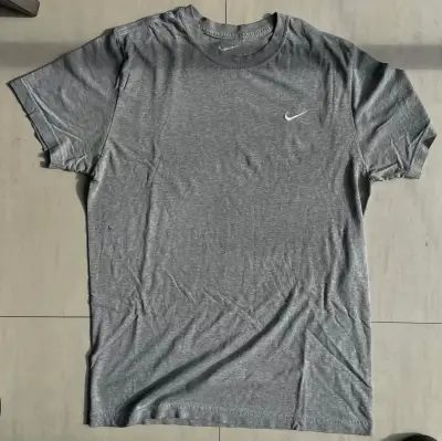 Polera gris Nike para hombre - miniatura 2