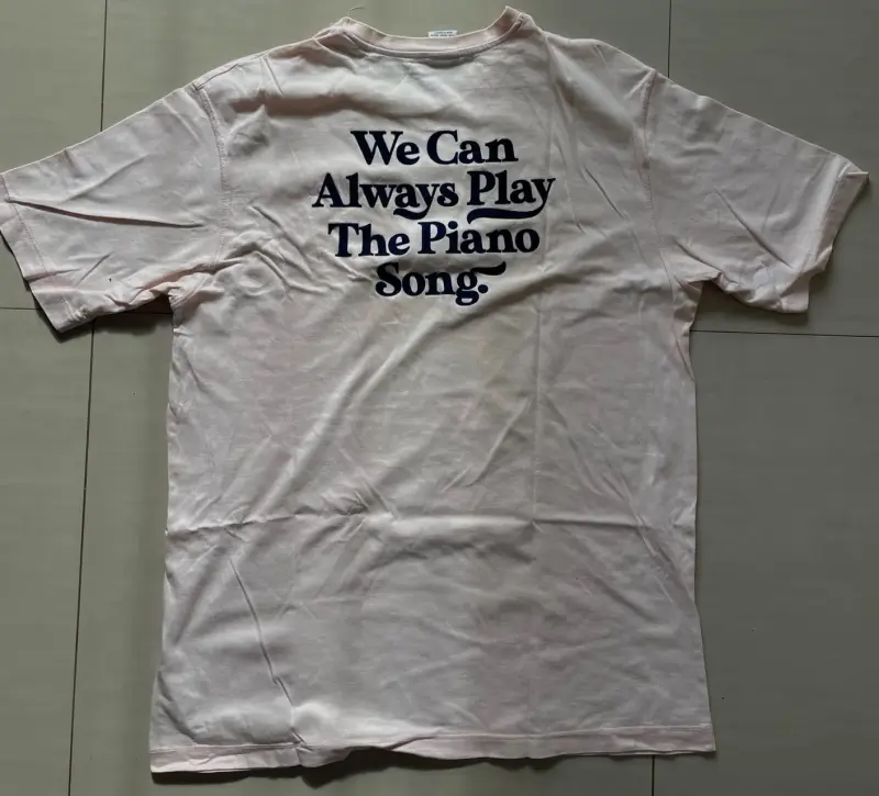 Polera blanca con estampado frontal "We Can Always Play The Piano Song" - 2