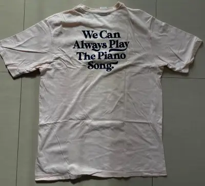 Polera blanca con estampado frontal "We Can Always Play The Piano Song" - miniatura 2