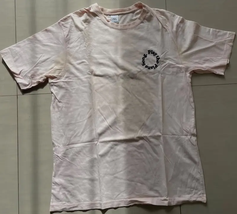 Polera blanca con estampado frontal "We Can Always Play The Piano Song" - 3