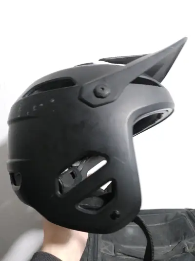 Casco de ciclismo negro con visera ajustable - miniatura 1