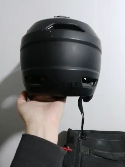 Casco de ciclismo negro con visera ajustable - miniatura 2