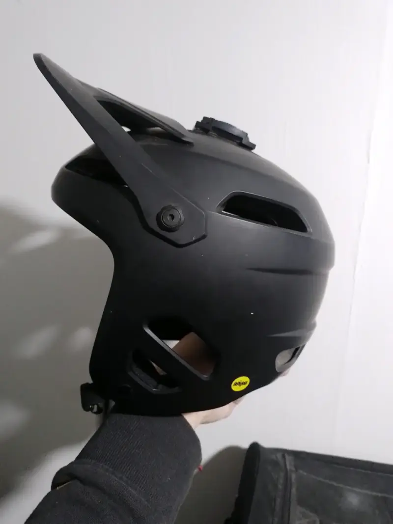 Casco de ciclismo negro con visera ajustable - 3