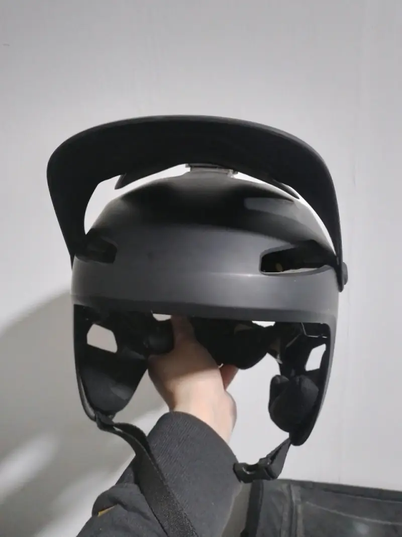 Casco de ciclismo negro con visera ajustable - 4