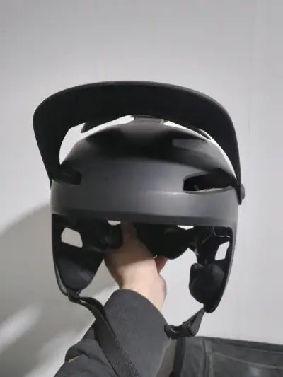 Casco de ciclismo negro con visera ajustable - miniatura 4