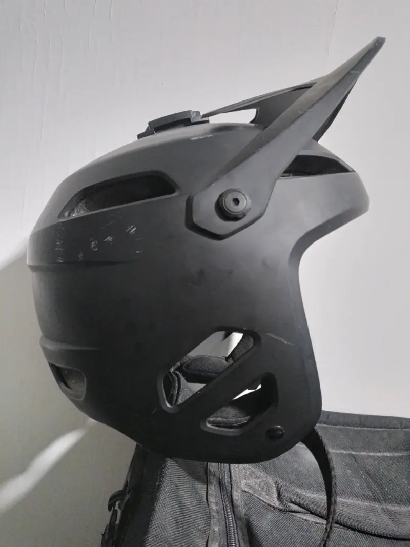 Casco de ciclismo negro con visera ajustable - 5