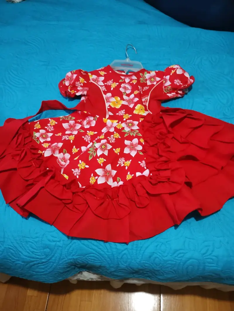 Vestido de niña con estampado floral y volantes - 1