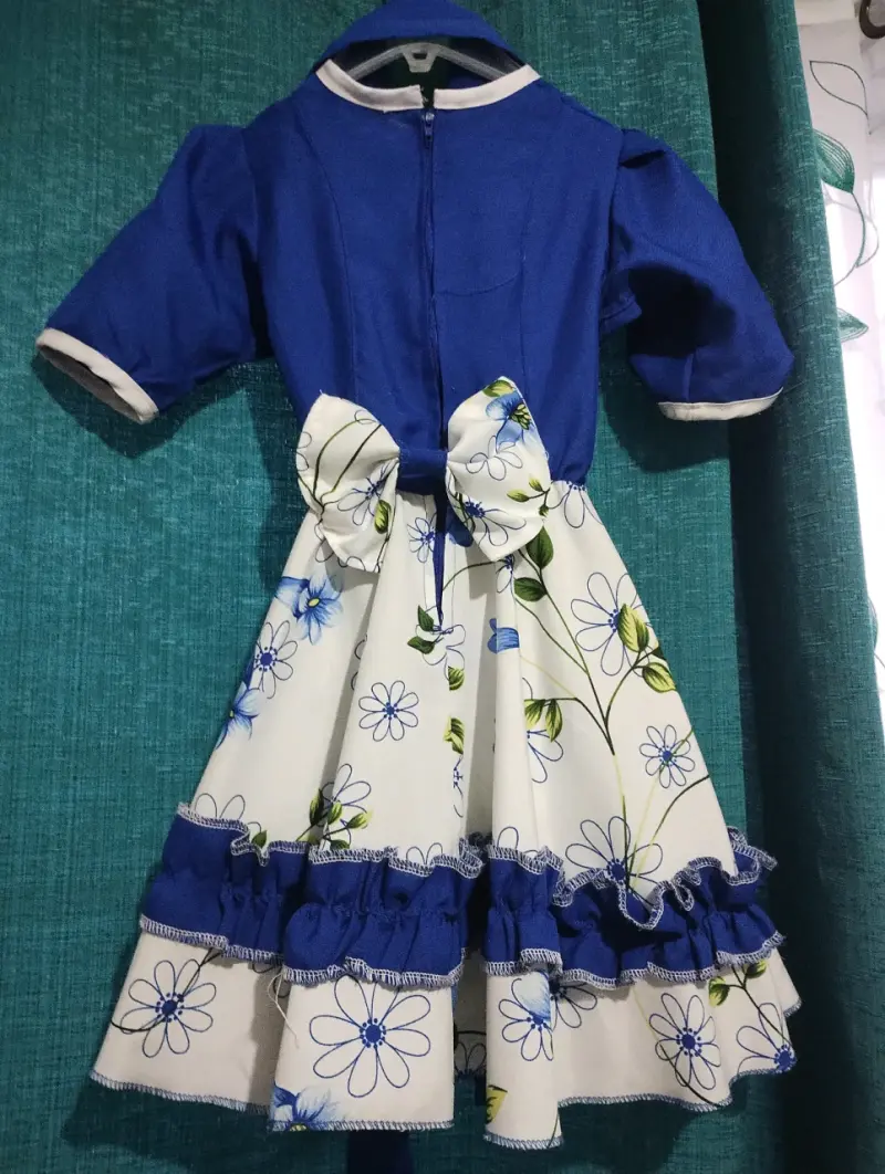 Vestido de niña con estampado floral y volantes - 2
