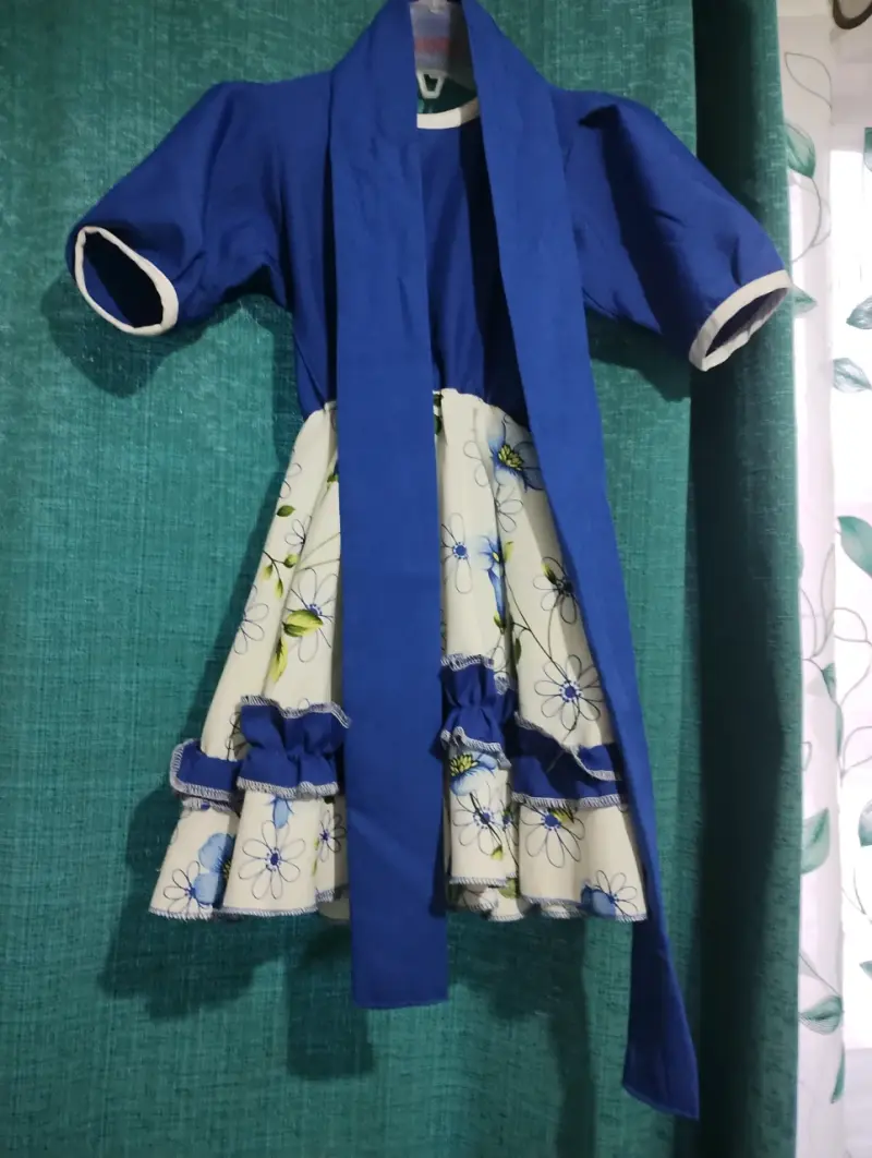 Vestido de niña con estampado floral y volantes - 3