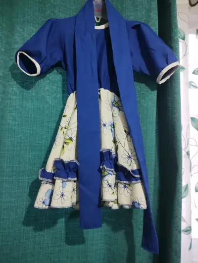 Vestido de niña con estampado floral y volantes - miniatura 3