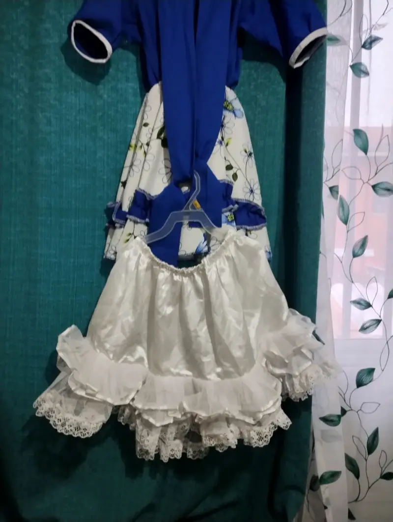 Vestido de niña con estampado floral y volantes - 4
