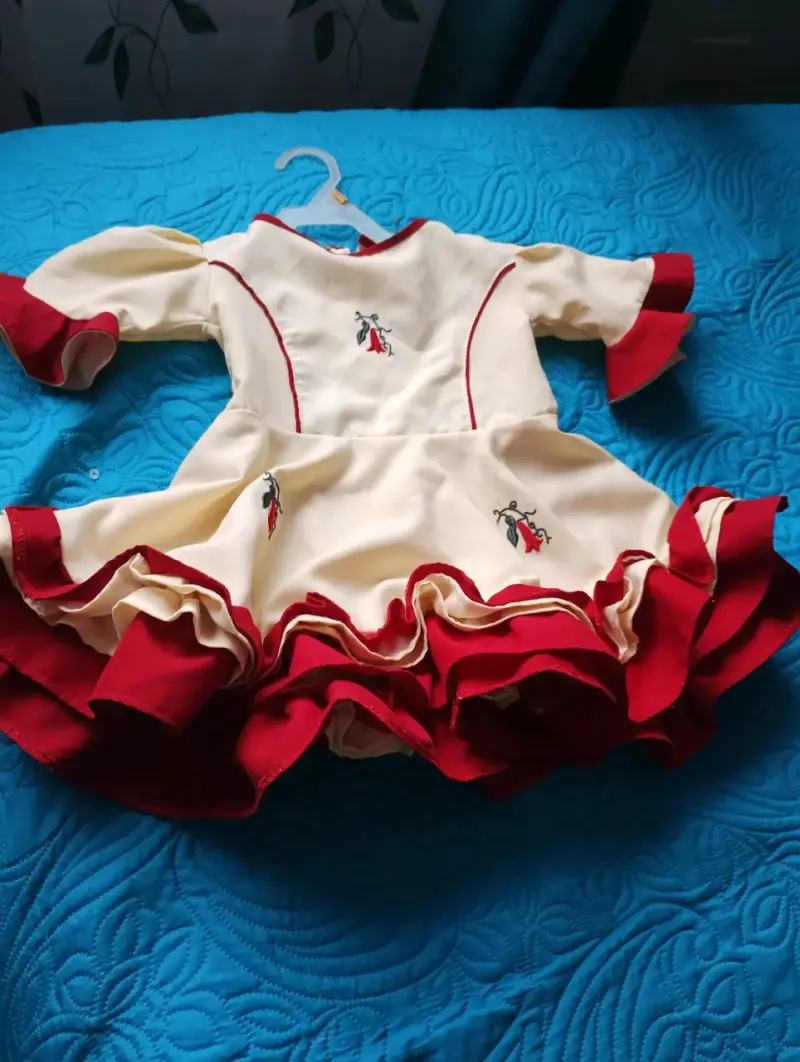 Vestido de niña con estampado floral y volantes - 5