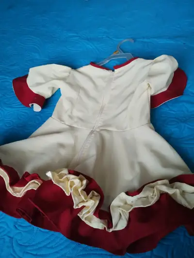 Vestido de niña con estampado floral y volantes - miniatura 6