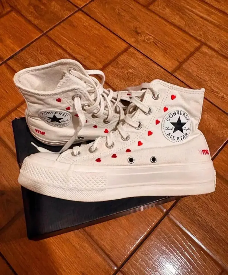 Zapatillas Converse All Star blancas con corazones - 1