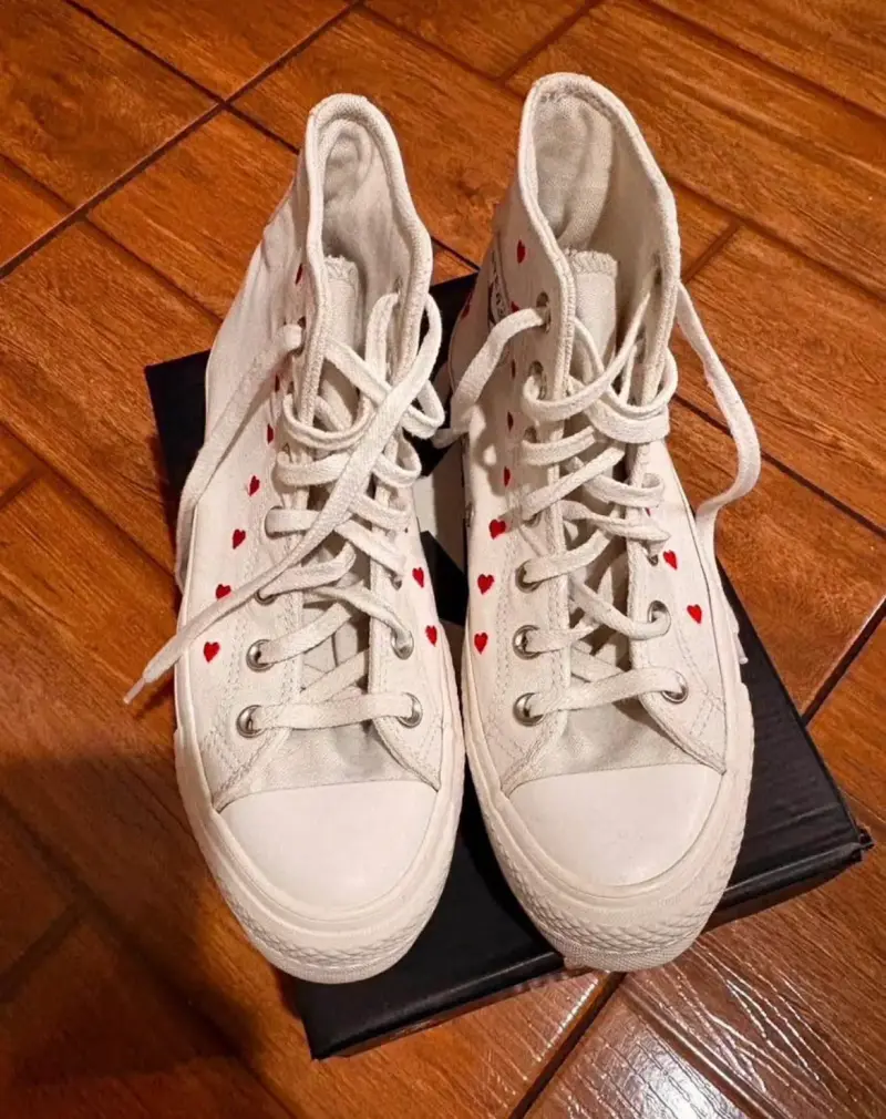 Zapatillas Converse All Star blancas con corazones - 2