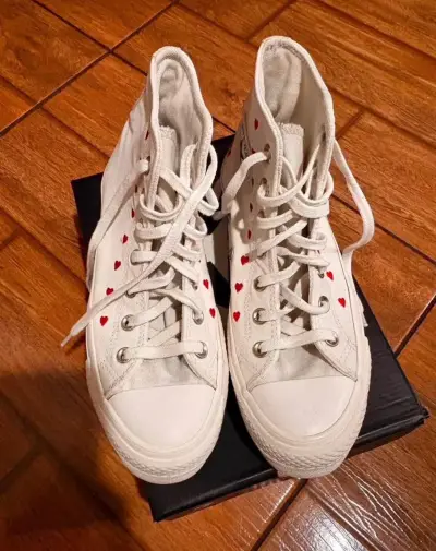 Zapatillas Converse All Star blancas con corazones - miniatura 2