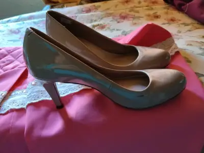 Zapatos de tacón Clarks beige elegantes - miniatura 2
