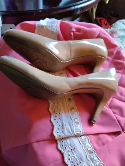 Zapatos de tacón Clarks beige elegantes - miniatura 3