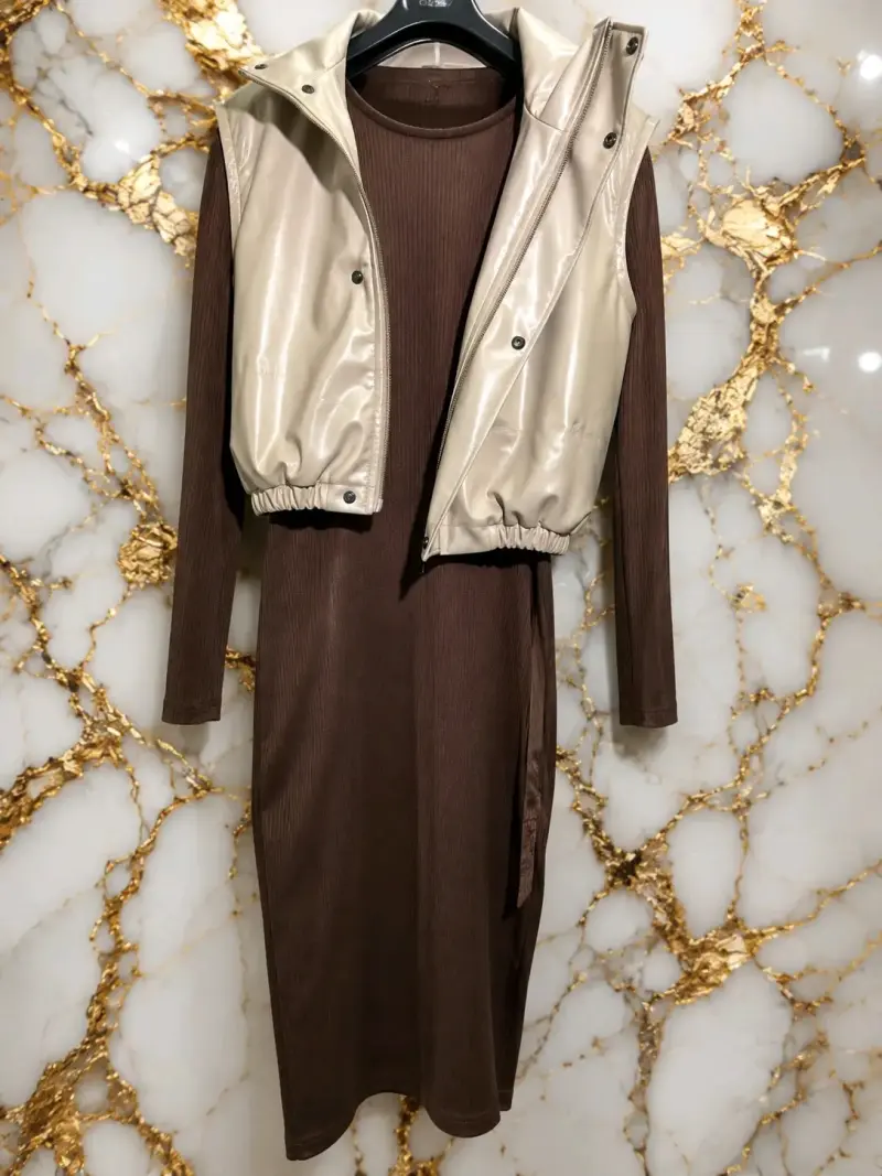 Vestido marrón con chaleco beige sin mangas - 1