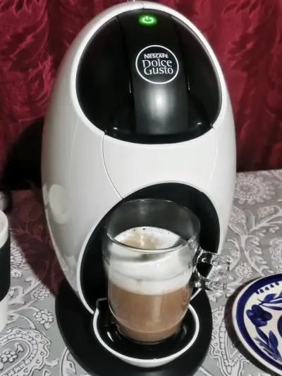 Cafetera Nescafé Dolce Gusto blanca - miniatura 1