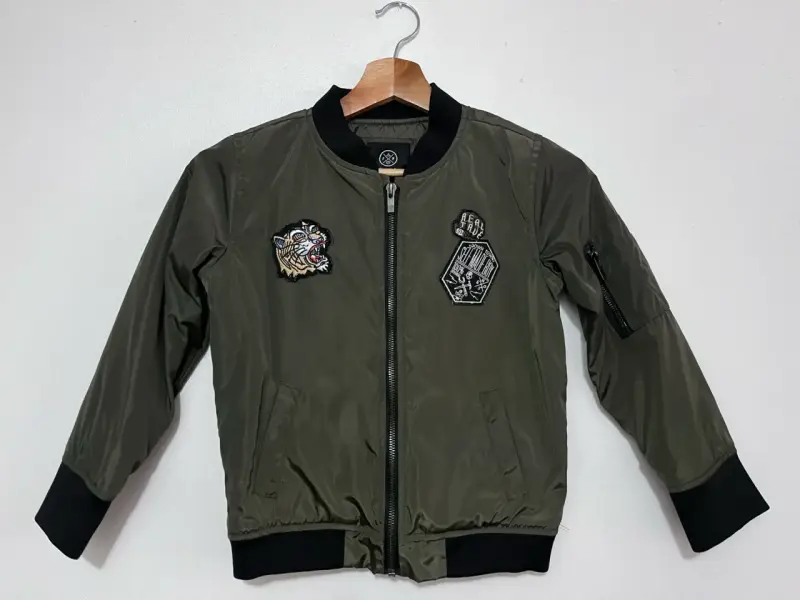 Chaqueta bomber con parches - 1
