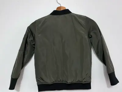 Chaqueta bomber con parches - miniatura 2