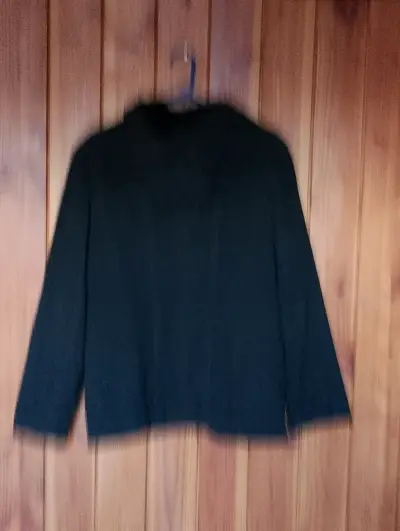 Chaqueta negra con capucha para mujer - miniatura 1