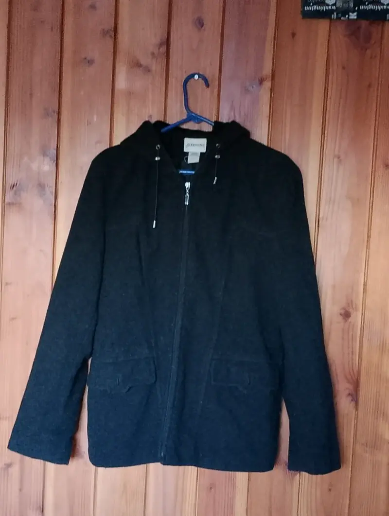 Chaqueta negra con capucha para mujer - 2