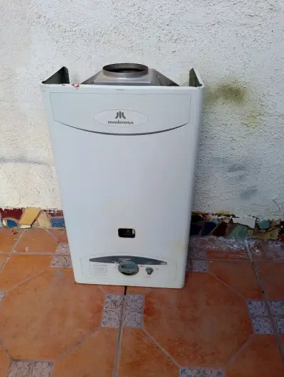 Calefón a gas Mademsa 10 litros en buen estado - miniatura 1
