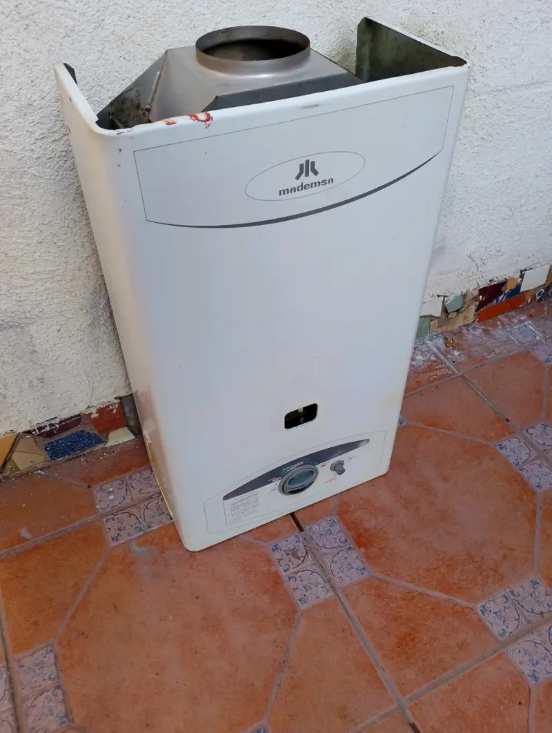 Calefón a gas Mademsa 10 litros en buen estado - 3