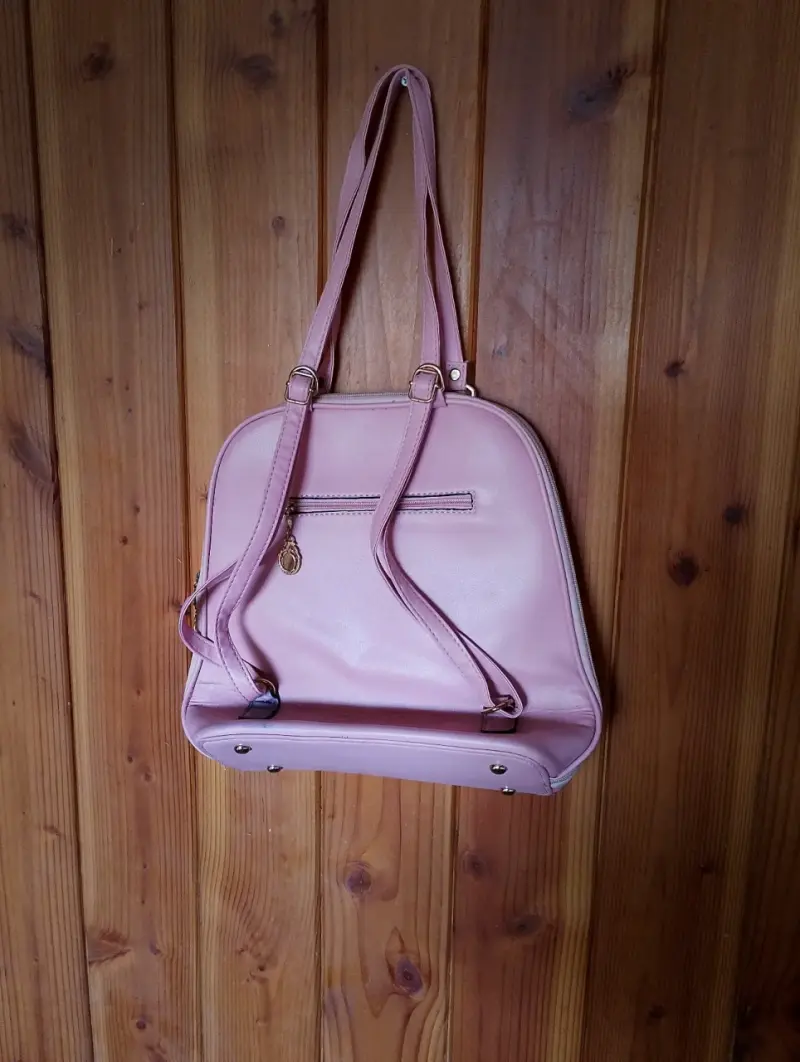 Mochila rosada de cuero sintético con bolsillo frontal - 2
