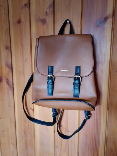 Mochila de cuero sintético marrón con correas ajustables - miniatura 1