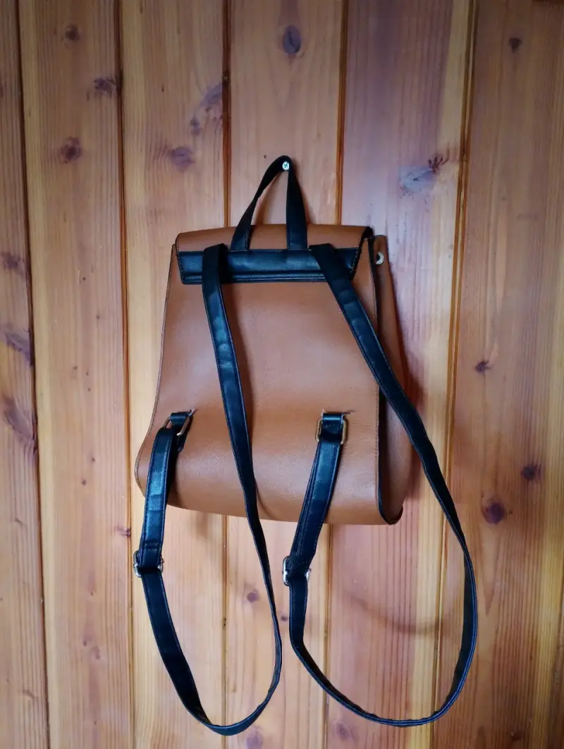 Mochila de cuero sintético marrón con correas ajustables - 2