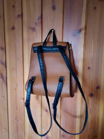 Mochila de cuero sintético marrón con correas ajustables - miniatura 2