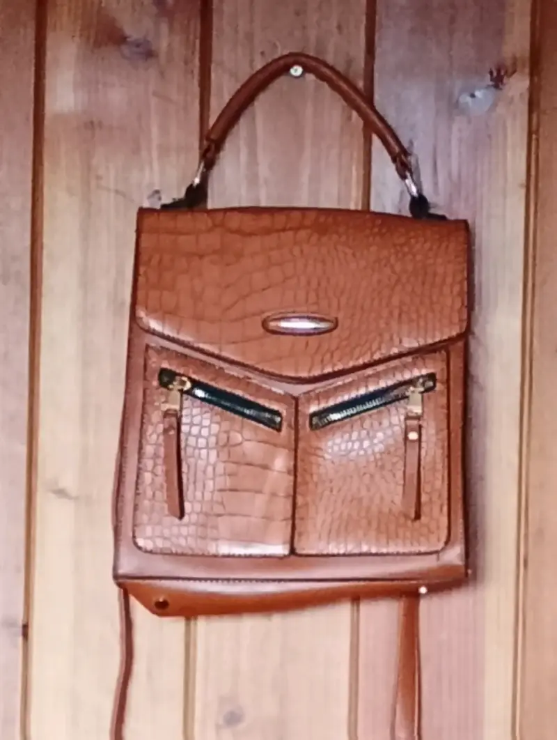 Mochila de cuero sintético marrón con diseño de cocodrilo - 1