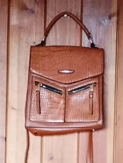 Mochila de cuero sintético marrón con diseño de cocodrilo - miniatura 1