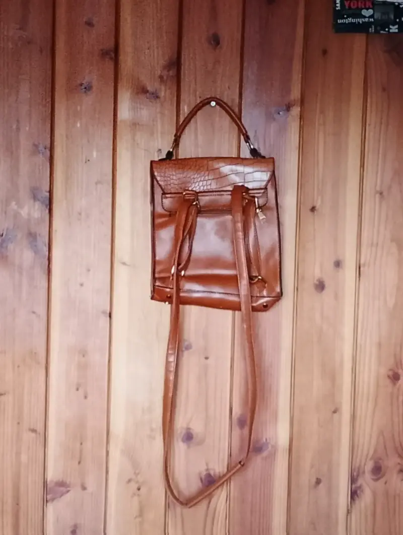 Mochila de cuero sintético marrón con diseño de cocodrilo - 2
