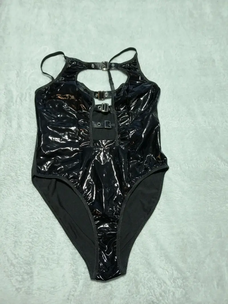 Body de vinilo negro con hebillas - 1