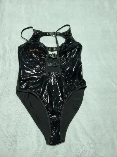 Body de vinilo negro con hebillas - miniatura 1