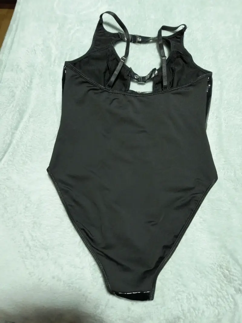 Body de vinilo negro con hebillas - 2