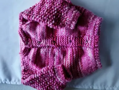 Chaleco tejido a mano para bebé color rosa - miniatura 1