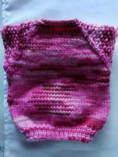 Chaleco tejido a mano para bebé color rosa - miniatura 2