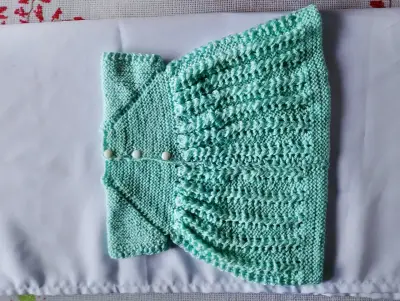 Vestido tejido para bebé color verde menta - miniatura 1