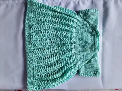 Vestido tejido para bebé color verde menta - miniatura 2